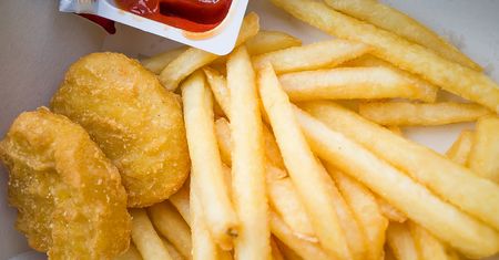 "Tanie wypełniacze" i wysoka cena. Byli pracownicy McDonald’s ujawniają prawdę o nuggetsach