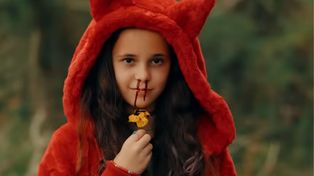Niewinny wyjazd ze znajomymi zamienia się w mroczny koszmar. Ten horror zmrozi ci krew w żyłach!