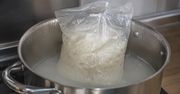 Gotujesz ryż w plastikowym woreczku? Wygoda może mieć ukrytą cenę