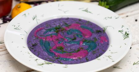 Pastelowa zupa z czerwonej kapusty wygląda jak prawdziwe dzieło sztuki