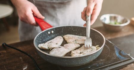 Od zawsze tak smażę rybę i się nie rozpada. Patent zdradził mi szef kuchni