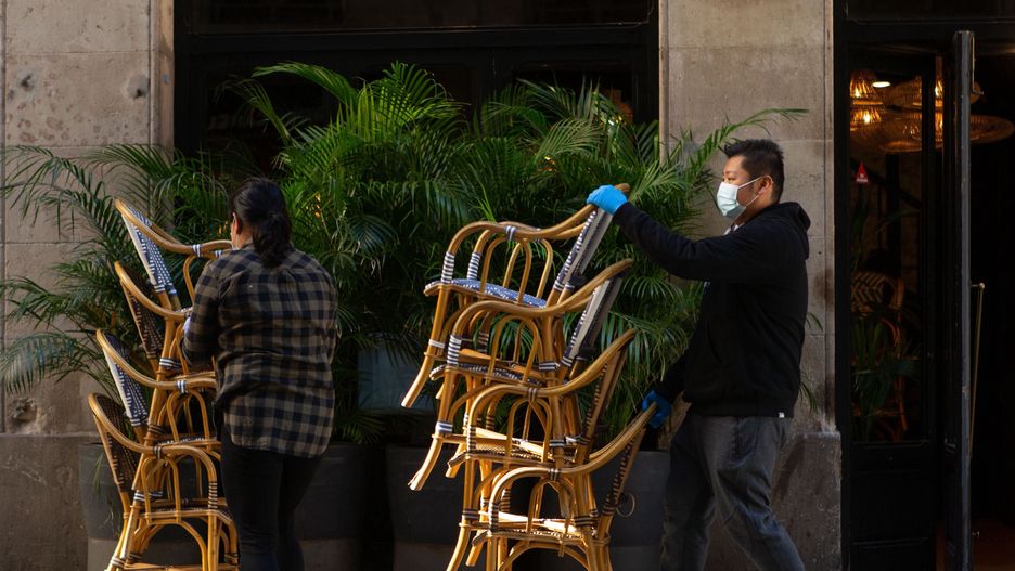 Koronawirus. Hiszpania: Nowe obostrzenia i kolejne odcięte miasto