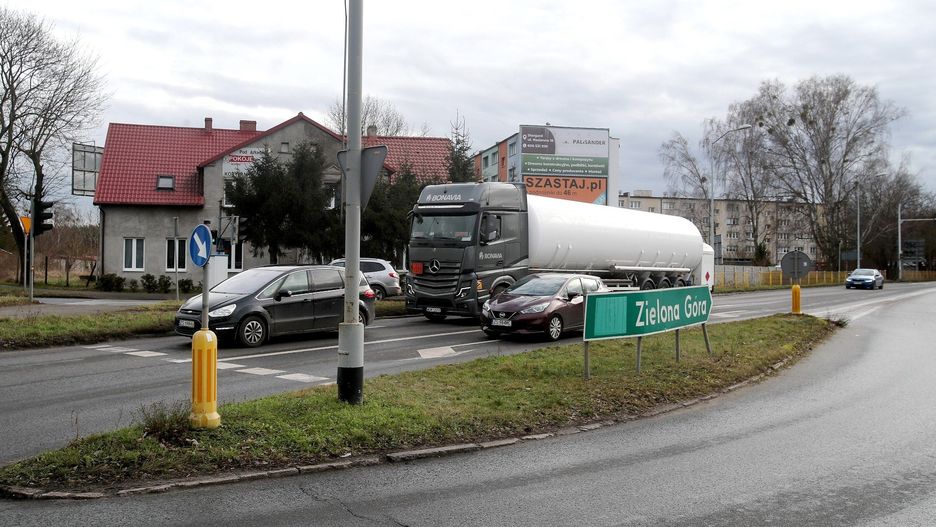 Inwestycja obejmuję budowę odcinka S10 o długości 4,4 km omijającego od północy szczecińskie osiedle Płonia. Trasa pozwoli na wyprowadzenie tranzytu z obszaru zabudowanego na terenie miasta Szczecin, na którym jest szereg skrzyżowań i przejść dla pieszych