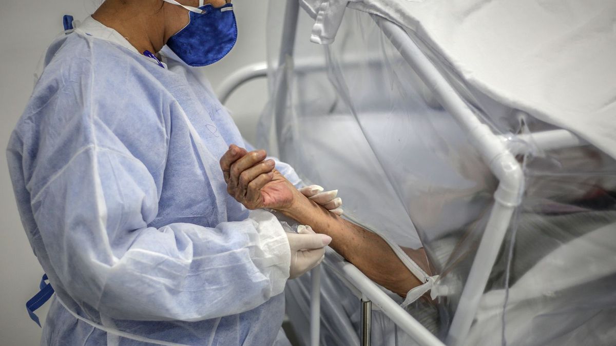 Lekarz i pacjent w brazylijskim szpitalu.