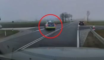 Radiowóz wpadł do rowu. Nagranie obiega sieć. Za kierownicą 28-latek