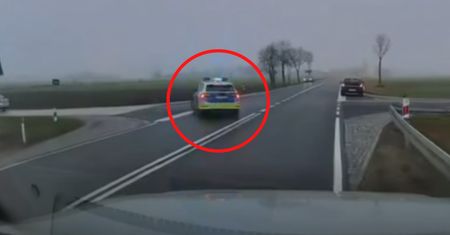 Radiowóz wpadł do rowu. Nagranie obiega sieć. Za kierownicą 28-latek