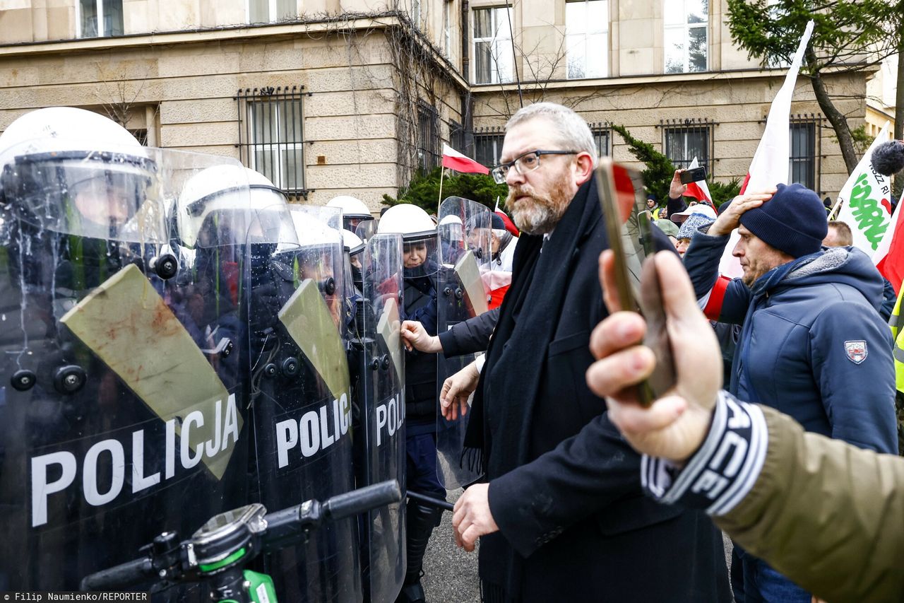 Grzegorz Braun wyszedł przed Sejm. Wdał się w dyskusję z policją