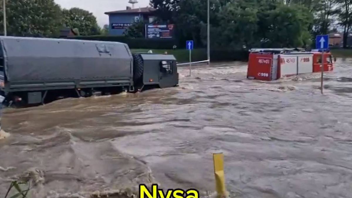 Strażacy utknęli na zalanej ulicy, było groźnie. Wtedy na pomoc 