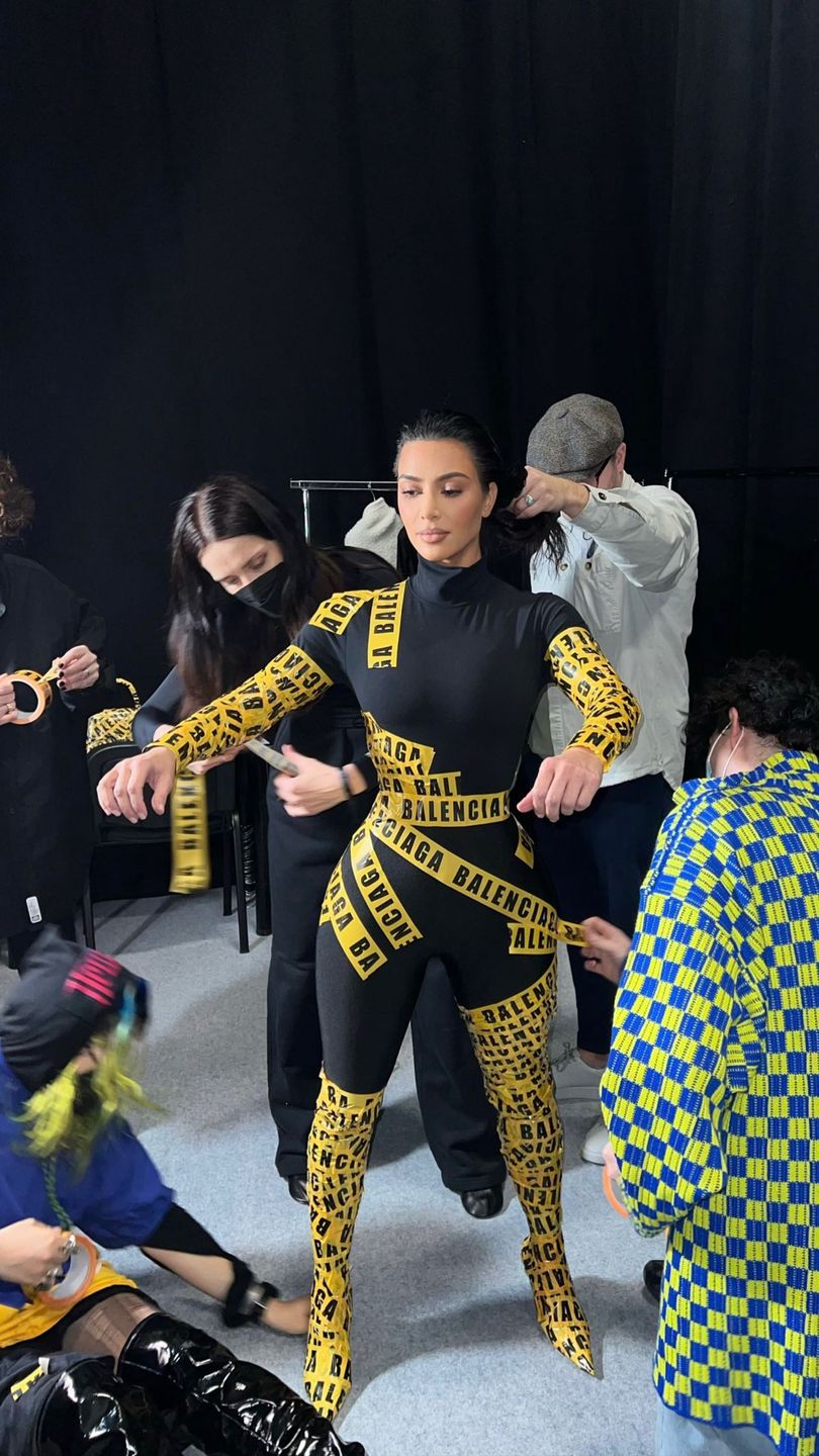 Kim Kardashian owinięta taśmą