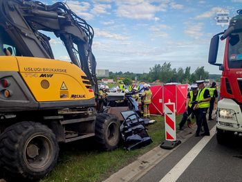 Kraków: Osobówka wjechała w koparkę na remontowanym odcinku autostrady. Kierowca zginął, cztery osoby ranne