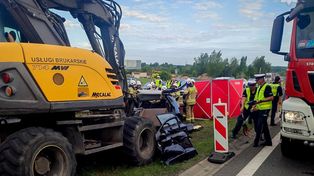 Kraków: Osobówka wjechała w koparkę na remontowanym odcinku autostrady. Kierowca zginął, cztery osoby ranne