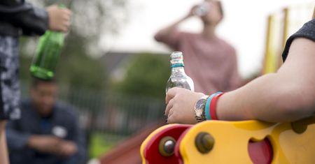 Nastolatki piją w samotności. Rodzice nie widzą problemu