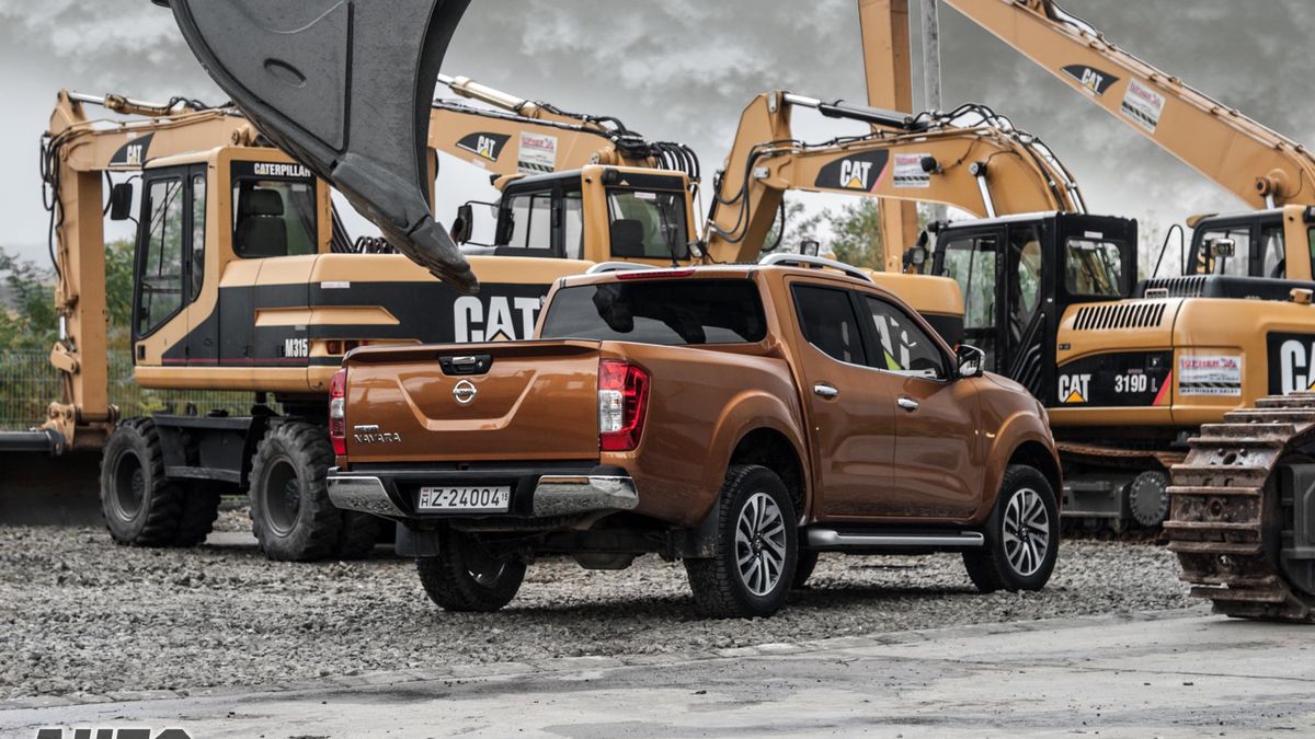 Nowy Nissan Navara ma w sobie DNA starszych braci z segmentu crossoverów, ale nadal pozostaje pełnoprawnym samochodem użytkowym.