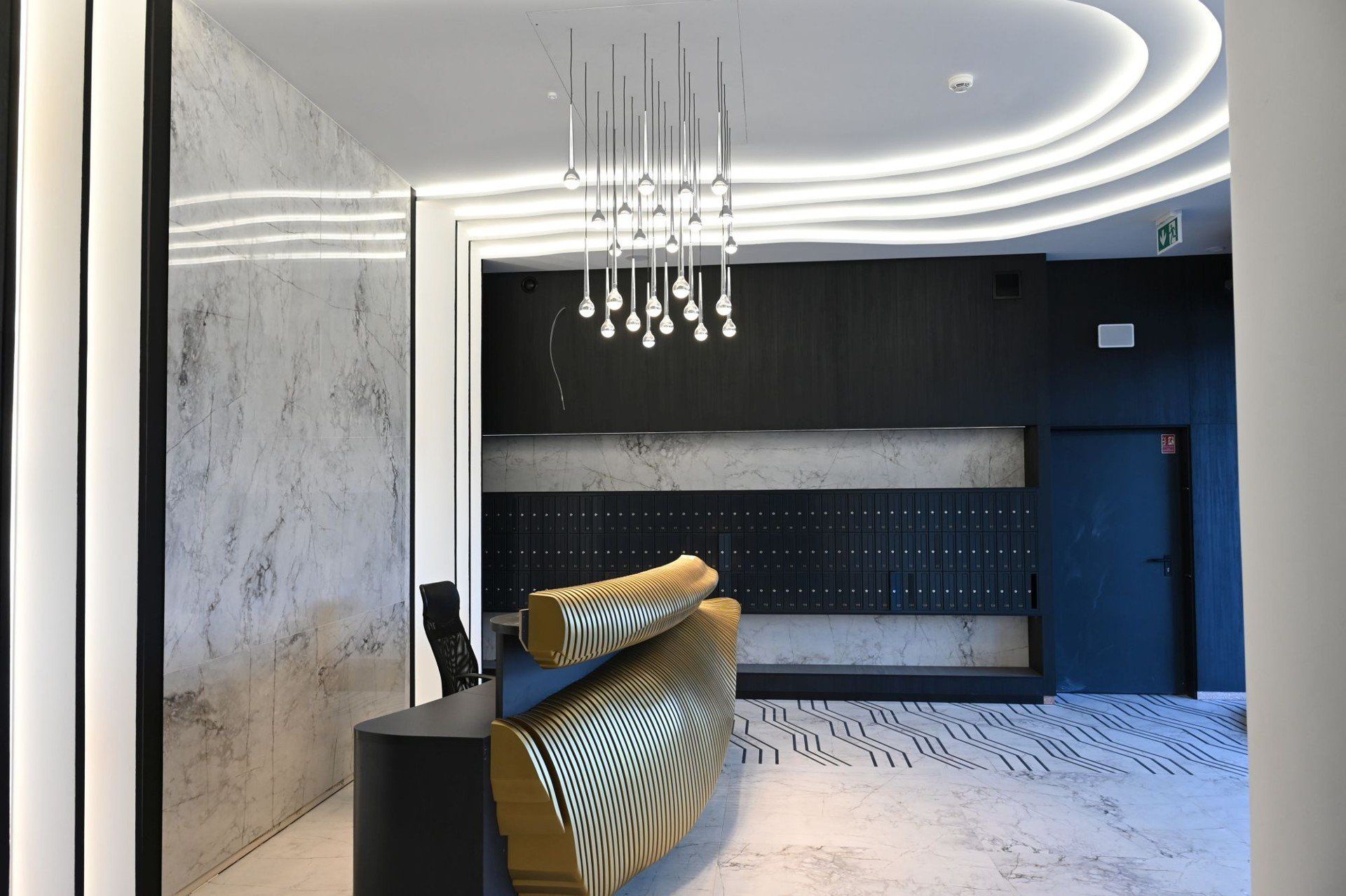 Całość utrzymana jest w kolorach, bieli, czerni, grafitu oraz złota.