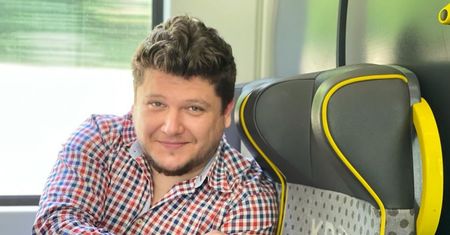 Wrocław. Nowy lektor w pociągach Kolei Dolnośląskich. To autor popularnych książek
