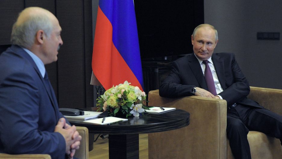 epa09233578 Russian President Vladimir Putin (R) speaks with Belarusian President Alexander Lukashenko (L) during their meeting in Sochi, Russia, 28 May 2021. This is the third meeting in a year between Alexander Lukashenko and Vladimir Putin, but the first after the aggravation of relations between Belarus and the EU due to the situation with the Ryanair flight.  EPA/MIKHAEL KLIMENTYEV/SPUTNIK/KREMLIN POOL Dostawca: PAP/EPA.