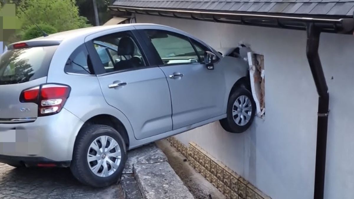 Samochód przebił się przez ścianę budynku