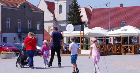 Spada liczba rodzin korzystających z pomocy społecznej. Nowe dane GUS