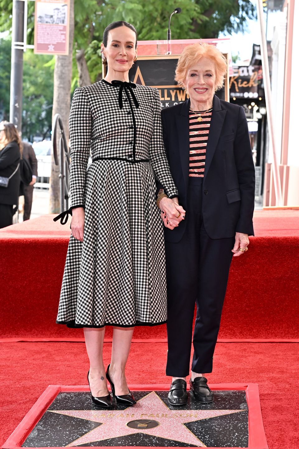 Sarah Paulson odsłania gwiazdę na Alei Sław z żoną u boku