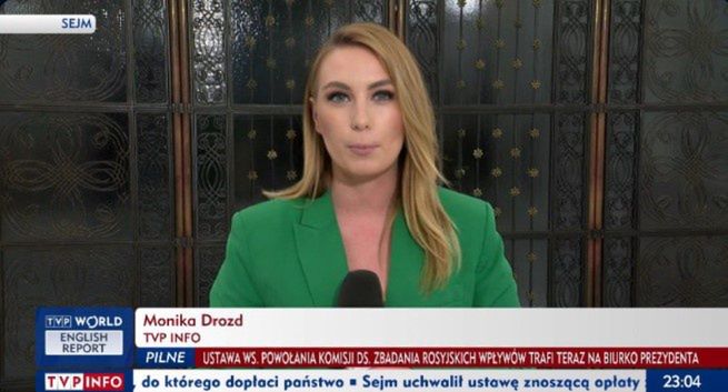 Monika Drozd przygotowuje wejścia na żywo z Sejmu dla TVP Info
