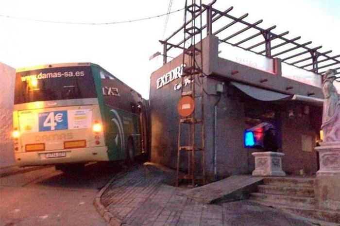 Ukradł autobus i pojechał nim do baru