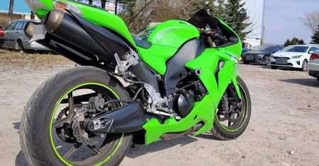 Motocykliści nie zatrzymali się do kontroli. Jeden z nich potrącił policjanta