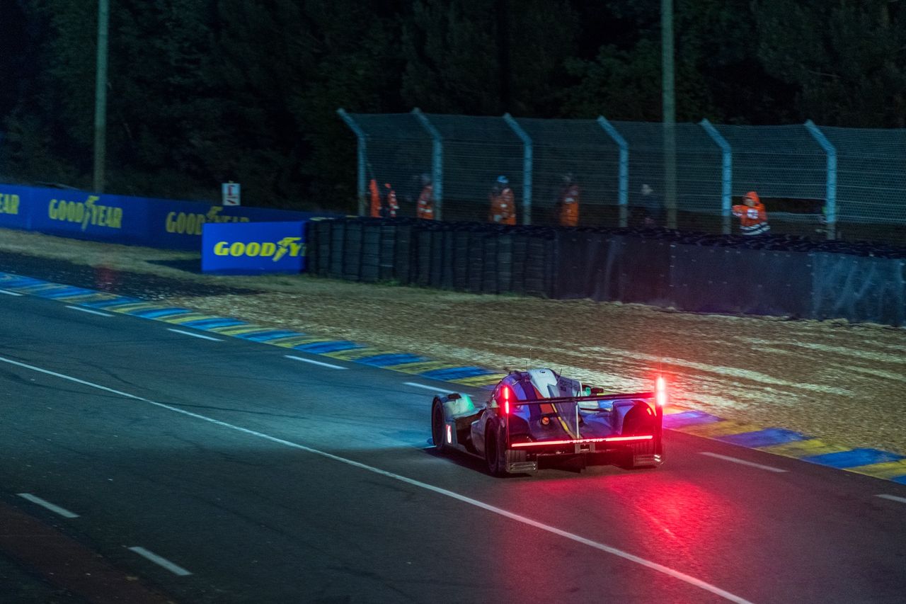 24h Le Mans 2023: hypercar Porsche 963 na wyjściu z zakrętu Indianapolis