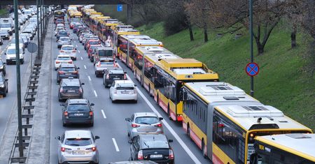 Bunt mieszkańców przeciwnych "czystym" strefom. "Biedni ludzie mają kupować bardzo kosztowne auta"