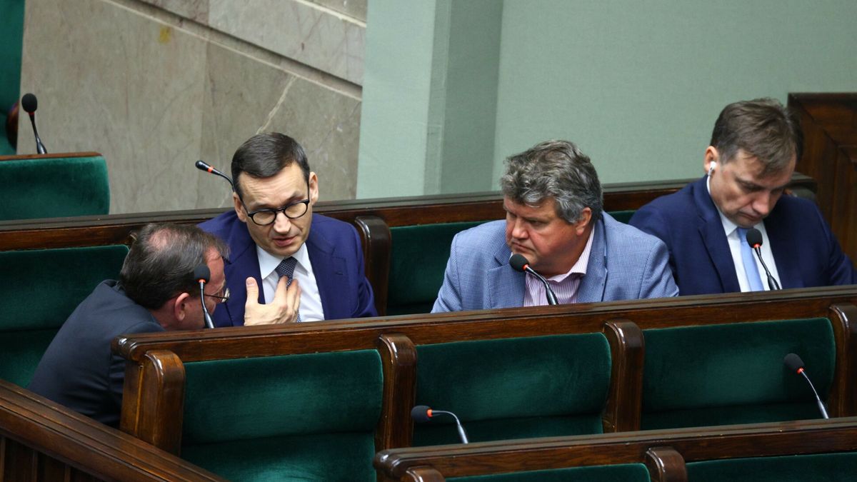 Od lewej: Bartłomiej Sienkiewicz (minister spraw wewnętrznych i administracji), premier Mateusz Morawiecki, Maciej Wąsik (wiceszef MSWiA), minister sprawiedliwości Zbigniew Ziobro