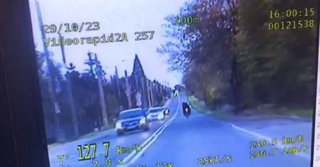 127 km/h w zabudowanym. Bez uprawnień i z pasażerem