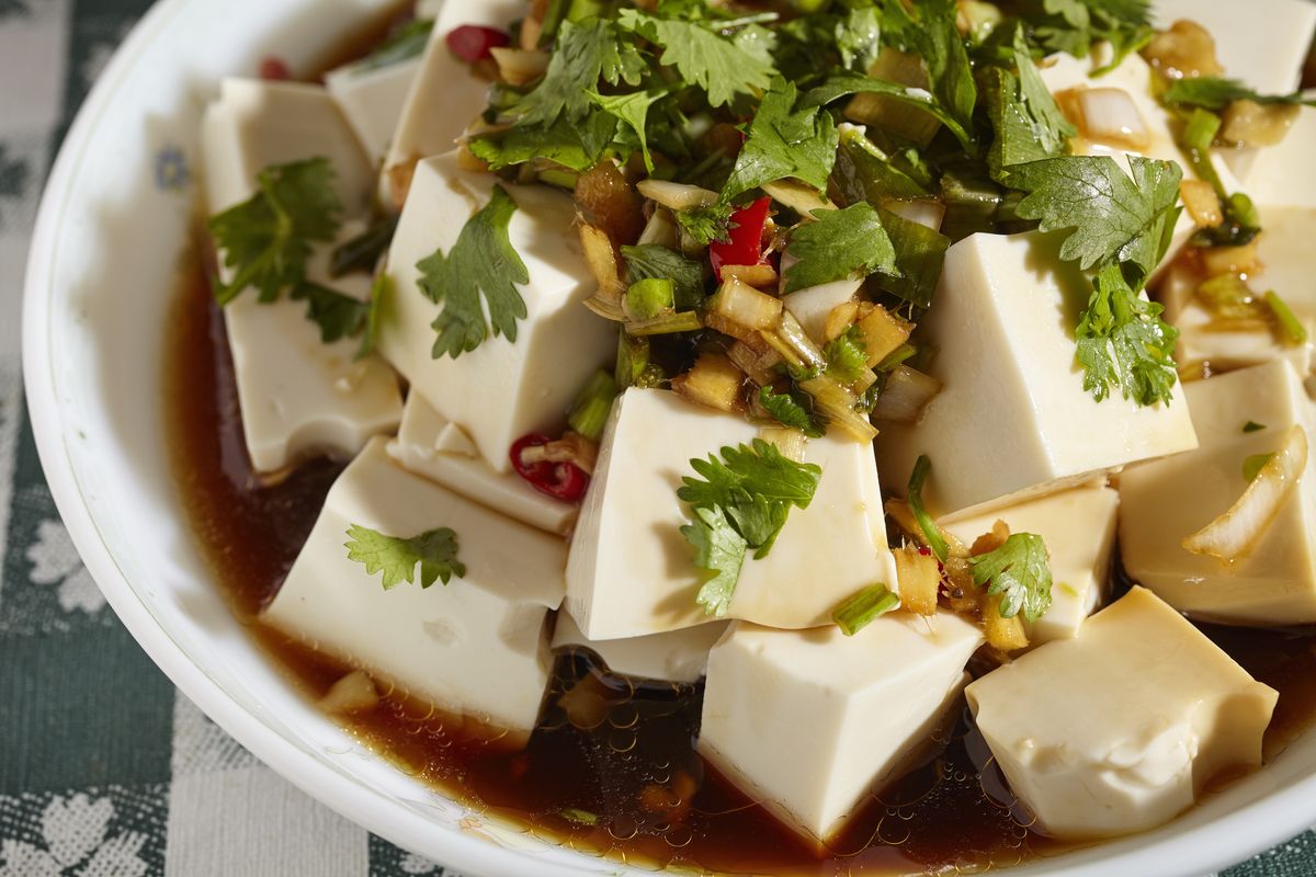 Naturalne tofu, jak wszystkie produkty sojowe, jest źródłem fitoestrogenów 