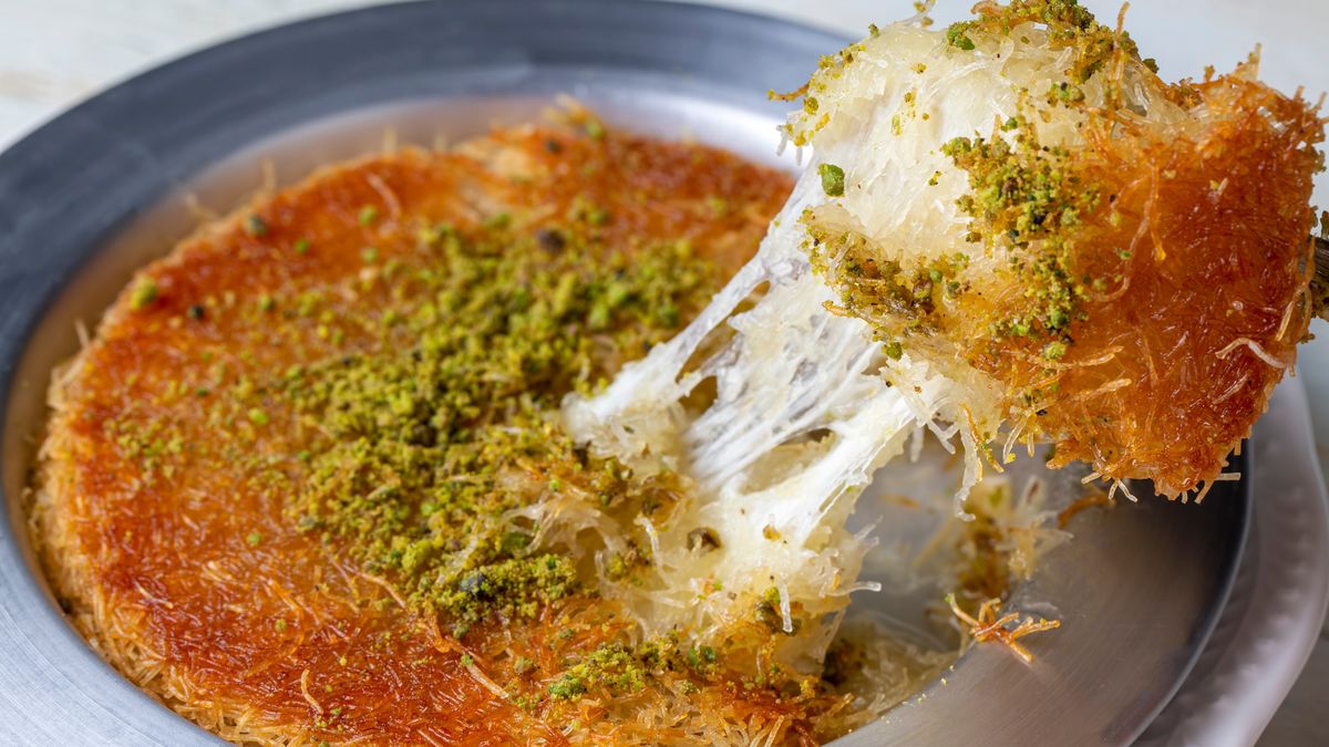 Turecka kunafa idealnie pasuje do kubka czarnej herbaty lub kawy