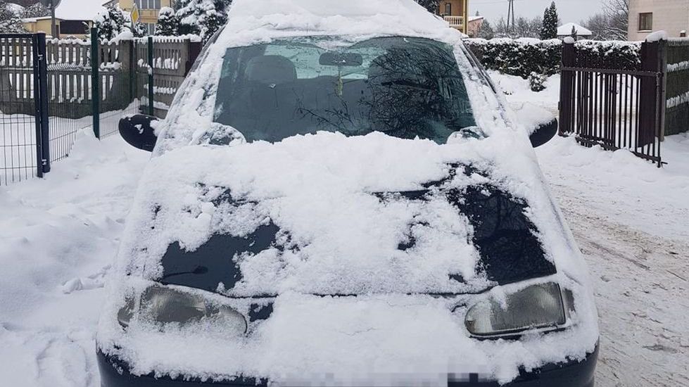 śnieg zasypane auto zaśnieżony samochód