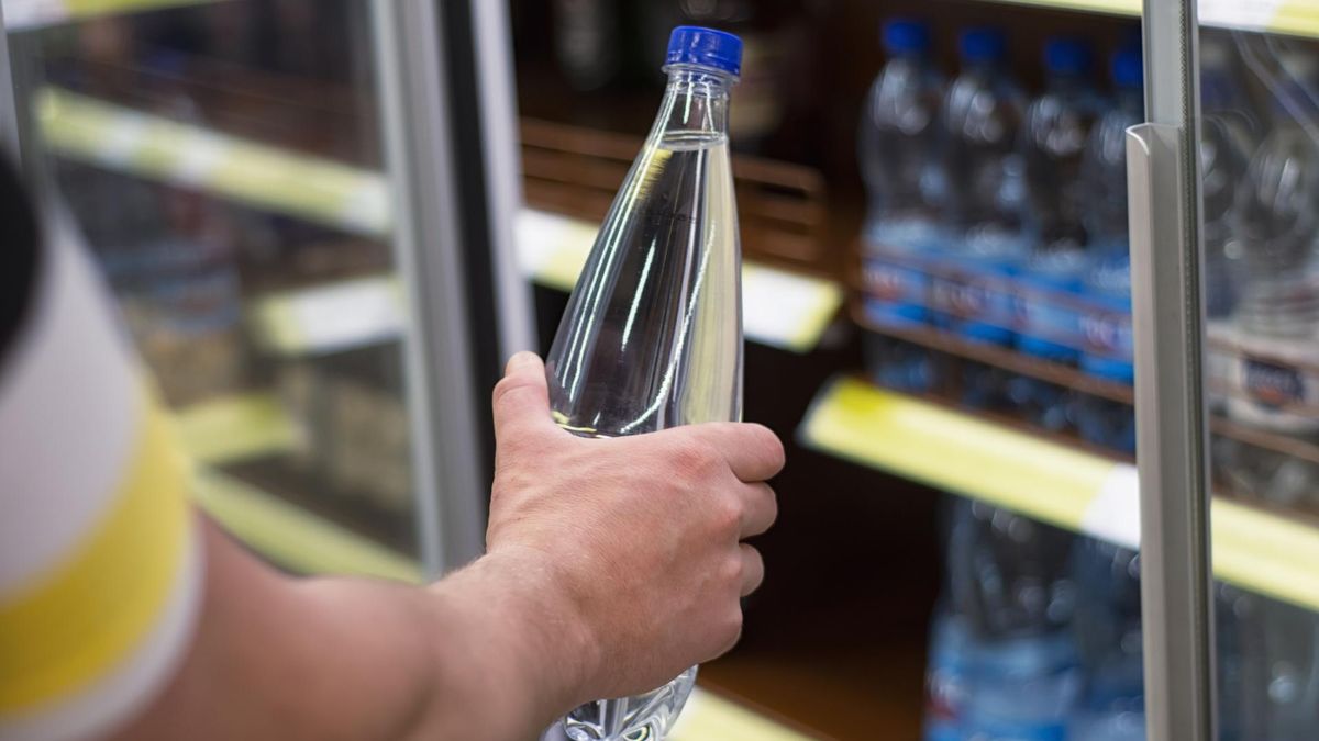 Wierzysz w to, że warto pić wodę alkaliczną? Dietetyczka dementuje mit związany z zakwaszeniem organizmu