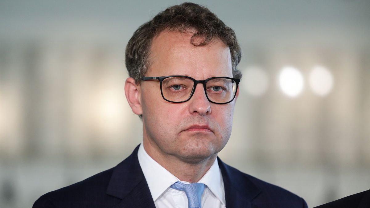 Warszawa, 17.07.2024. Poseł PiS Marcin Romanowski podczas konferencji prasowej w Sejmie w Warszawie, 17 bm. Poseł PiS, b. wiceminister sprawiedliwości Marcin Romanowski, który był zatrzymany w związku ze śledztwem dot. Funduszu Sprawiedliwości, wyszedł na wolność 16 bm. tuż przed północą na mocy decyzji Sądu Rejonowego dla Warszawy-Mokotowa. Powodem - jak podał Romanowski - jest chroniący go immunitet członka Zgromadzenia Parlamentarnego Rady Europy. (mr) PAP/Tomasz Gzell
