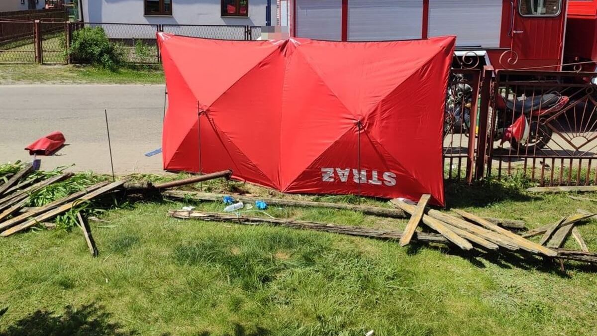 Tarkawica. 64-latek stracił panowanie na skuterze i wjechał w ogrodzenie. Zginął na miejscu