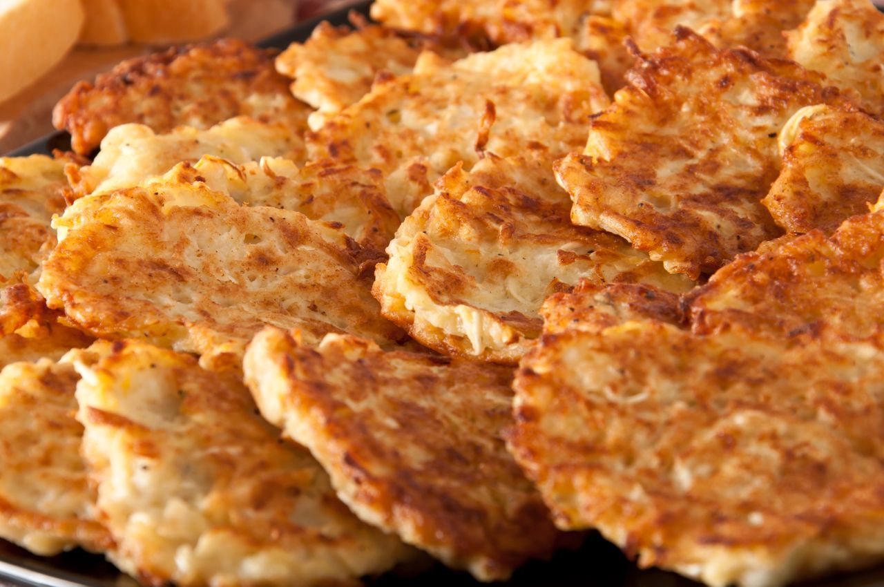 Biorę serek wiejski, jajko i ziemniaki. Po chwili mam górę pysznych placków