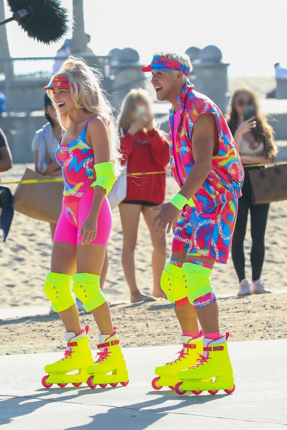 Margot Robbie i Ryan Gosling szaleją na rolkach jako Barbie i Ken