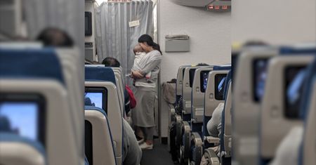 Mama w samolocie. Przygotowała prezenty dla innych pasażerów