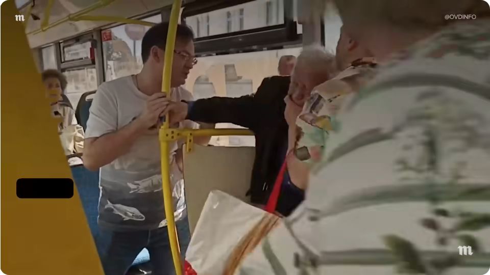 Mężczyźni rzucili się na emeryta i wywlekli go z autobusu