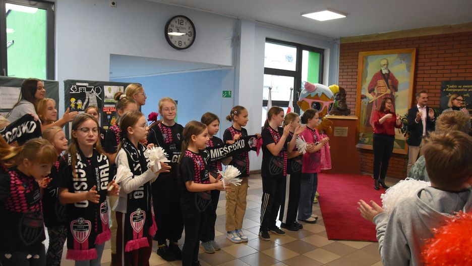 Powitanie młodych zwyciężczyń II turnieju &#34;Z Orlika na stadion&#34;