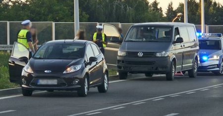 Zjeżdżała z ronda, nie zauważył jej kierowca volkswagena. Zderzenie aut na rondzie z pniakiem [ZDJĘCIA]