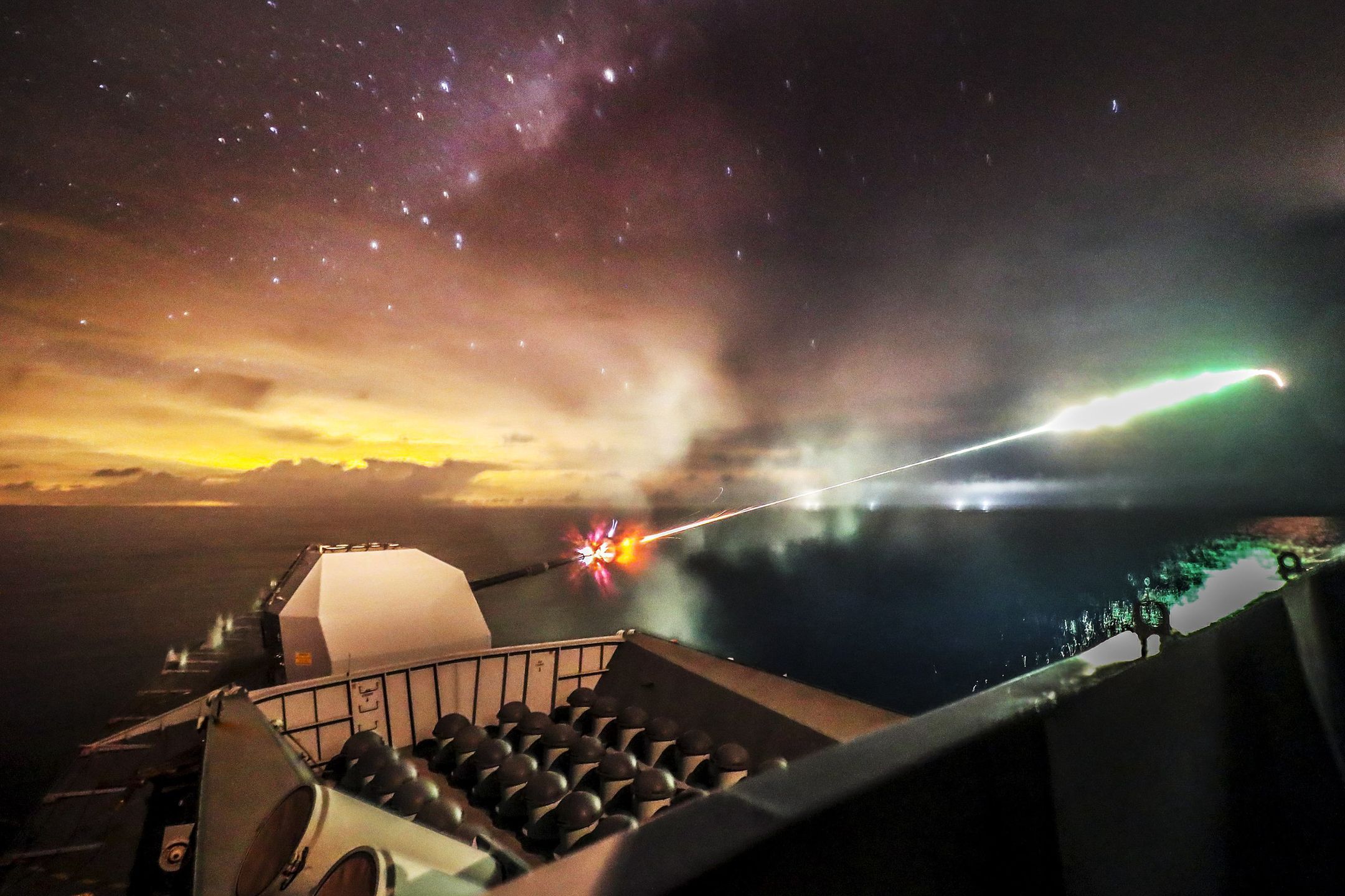 HMS Argyll podczas ćwiczeń Bersama Lima na Dalekim Wschodzie w 2018 r. Do zadań stawianych przed załogą freagty należało wsparcie piechoty.