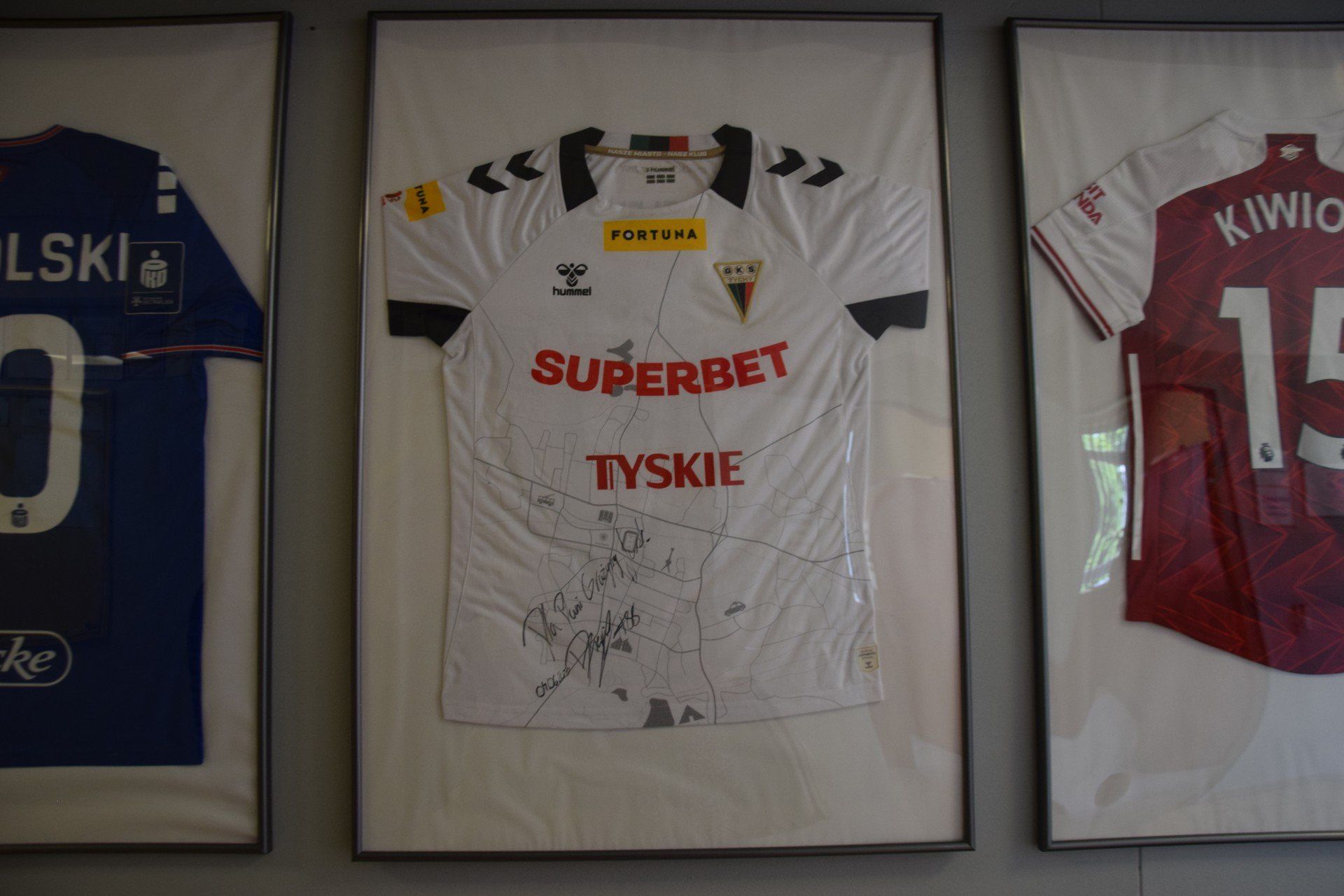 Galeria koszulek piłkarskich w korytarzu ZS 1 im. Gustawa Morcinka w Tychachh