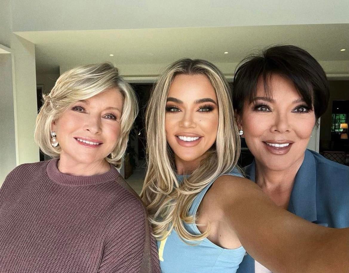 Mocno wyretuszowana Khloe Kardashian pozuje z Kris Jenner i Marthą Stewart