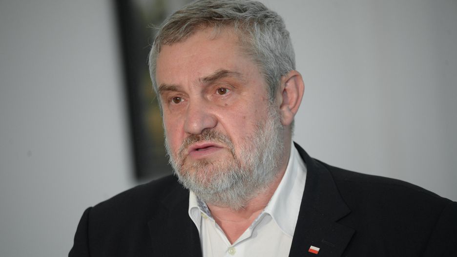 Były minister rolnictwa "mistrzem parkowania". Maska w żywopłocie, koło na jezdni