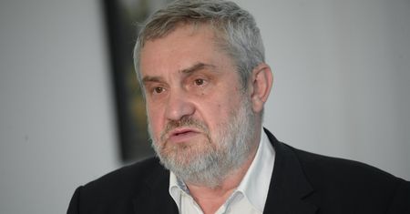 Były minister rolnictwa "mistrzem parkowania". Maska w żywopłocie, koło na jezdni