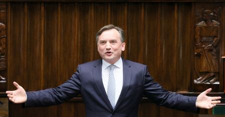 Dni "cynicznego uśmieszku" Ziobry są policzone. Ostrzeżenie z KO