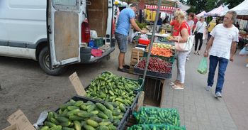 Stalowa Wola: Piątkowy targ. Królują pomidory, czereśnie, morele i wiśnie. Zobacz zdjęcia