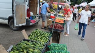 Stalowa Wola: Piątkowy targ. Królują pomidory, czereśnie, morele i wiśnie. Zobacz zdjęcia